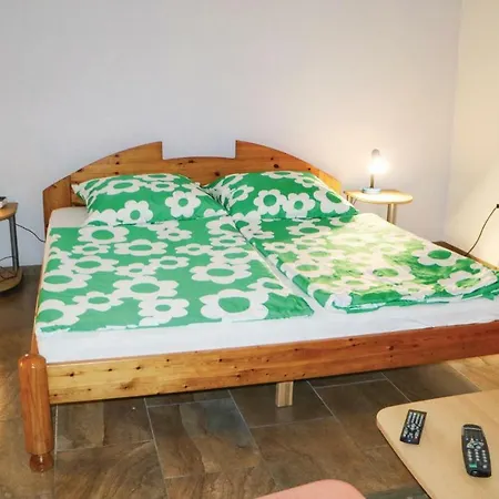 Beautiful In With 1 Bedrooms And Wifi *